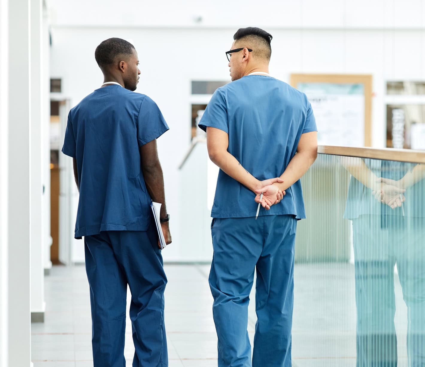Back view full length of two doctors wearing blue uniform walking in hall of modern clinic, copy space SSUCv3H4sIAAAAAAAACpxVyY7jNhC9B8g/NHQeAtxEUvMFOeY+yIFLyRZaFg2J6klj0P+esiTKlNs9h9gX8xXrsdbnX3/+8fJSOTt1vvr+8ut2wnPX9/OURpu6OCBMv234CEOAsUTeRqFoCUDoUhw725egs8mfB3sBBIe572/wx2KspmTTPMFUvO6605Sif72eY4qIi0xz7f5N9gDEIdQlEEawlyl1y0s7ant7eUeAZaAdAa7dawktj4V5gB5O1r+X7oyLsS2B6TynBOMS5A0v0vE2wQnzPya0lffHen7JhsWIHmiqqo18fWB2C5ahlfx/ea4//tlLcYJhyW4nesxmDxJN+sDNxE6b+W6MITp45sxoXatnHocmlR4NP76Hk/XE/XE8Soa/wPbpfGD5G+K1h6eRb2NREhxcReu8dC0lwmlOpNUtMY1XBARnwWnQ0BYRrj8+imEYcZjsOtvbG1XQVNfeemSzgkjugRjJFGlby7WxtQqc5hiqQEHWWgLRQbRENkEQZ0NNGNTGqKaWrdo7VBknQ2O8J9pbIBIEEAeeEhOc0ZQpUwvYL3Paeso1I8CFItJwThruHRGWGceD5kDvzLVRUmgqSKt5IFI5vCxaRYR2zvtAuVFrn9faVq8/cZwuywJshbBz6GKxEG/R2356WJ3r2PluOBVuMZ0XtcluPs5DGm8t2/tU9TFercMGf39pkRMyfrbThNdDxssdRW2Ll+KdIaalSRtrFXCJb0cmBMVWa4XfhmuRq72J1rlDniWcHOB87aMNEA779TivTNUGubCD91HMyrbaNKW6sG0it9l4Lb5Ypf2C+Tzj2abk3Vao4GY1BXVWvdVmjODfvpKMfKWutx3YhXJ2lw5vHgvyWWqfvX8oieSG6y9iQ1tT/64kkjeM/j54KRgvqva0ZVJIRb9oC9q0+SwAC0kXyv+CnFZlcCsNl2Kf5JxUNcEbDOm9jfOIsXOK46CYuatCmWDFay5QaIXa7Q/5VZzhehutm/tGP+ZXSdxxrRrK9is5PZQKZqQW9Sr+W2LdraNV01D8aEVcMJJIzTRxjgsCumUSlY5xehPej/8AAAD//wMAGvpocGUIAAA=
